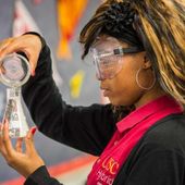 Foto voor Ednovate: Science experiments at Hybrid