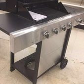 Foto voor Kmart: Assembling grills for display