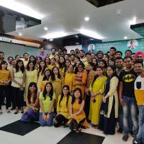 Mobikwik-foto van: Our happy faces in yellow