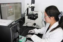 Mantra Bio-foto van: Scientist hard at work